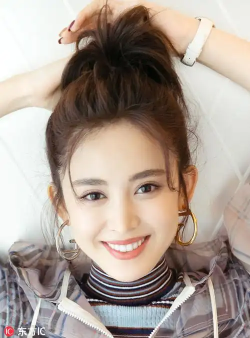 但是扎起高马尾两侧留出一些毛茸茸的刘海立刻变身活力少女