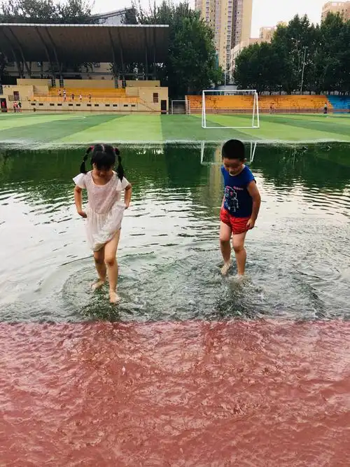 等风等雨等成湖 孙子操场踩水忙 - 美篇