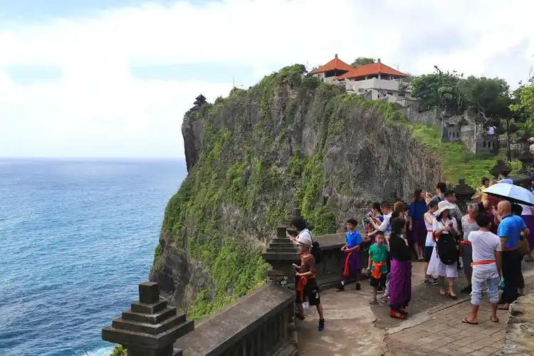印度尼西亚巴厘岛乌鲁瓦图情人崖绝美风光吸引世界各地游客