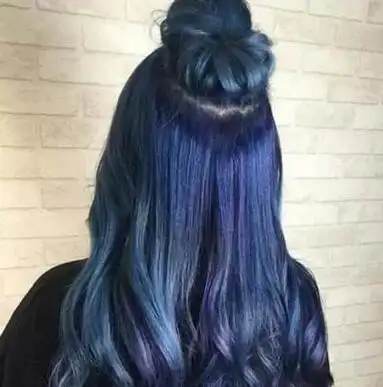 女生深黑蓝色头发图片 示范蓝色头发怎么染好看(2)