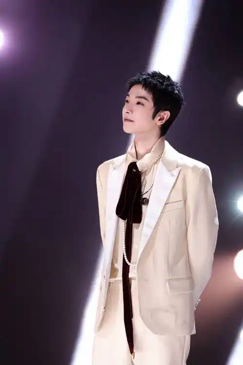 华晨宇湖南卫视跨年压轴登台,首唱两首新歌惊艳全场!_专辑_上线_篝火