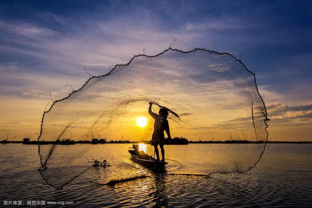 清晨,渔民在湖中撒网捕鱼
