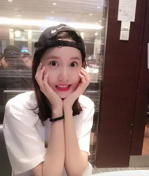 林允儿超会穿搭,穿夏装特别漂亮,浓浓的青春气息