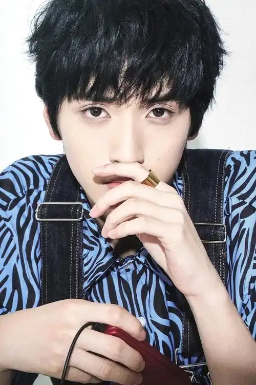 第一步 认识记住严浩翔欧式大双 像割的一样 和高鼻梁