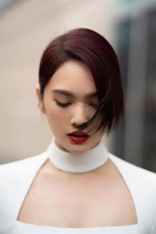 杨丞琳身穿白衣连衣裙,头发半遮面,脸部的痣看着太可爱了|杨丞琳_新浪