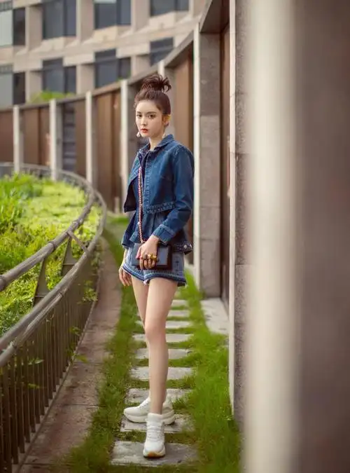 古力娜扎征战戛纳私服帅气礼服美艳身穿透视吊带裙优雅又性感