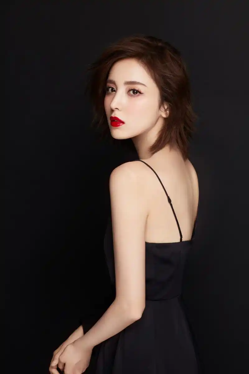 星时尚#娜扎"女友视角"写真上线,身着简雅黑色连衣裙,点缀精致的果糖