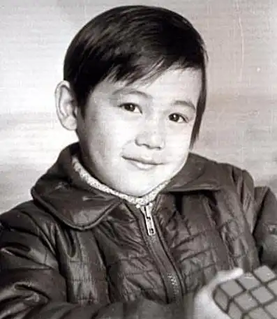 现在仔细一看,才恍然大悟,的确有几分相识啊是不是和房祖名有点像?