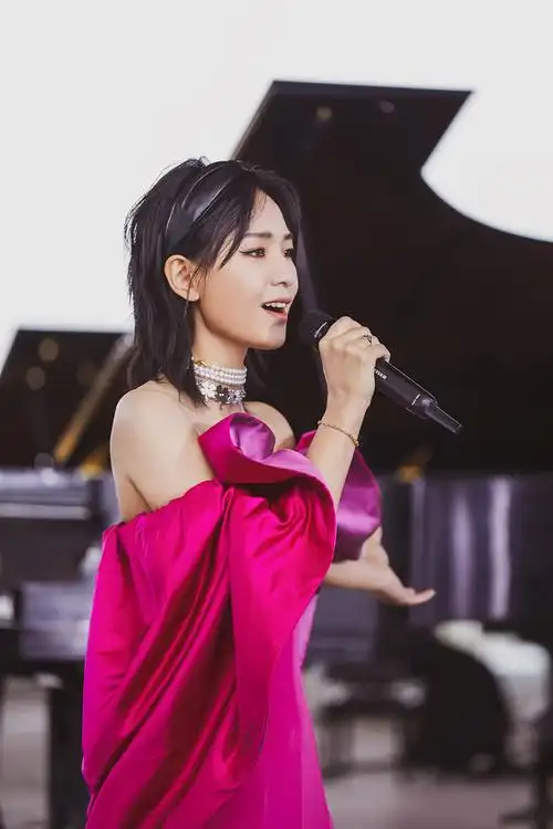 周笔畅张靓颖隔空比美周笔畅晚礼服现身原来也可以这么女人