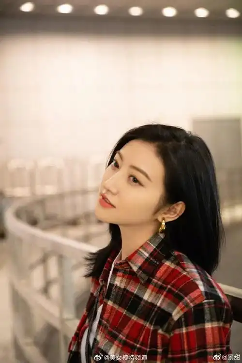 景甜晒美照夸张金耳环抢眼 着红黑格子衬衣休闲清爽
