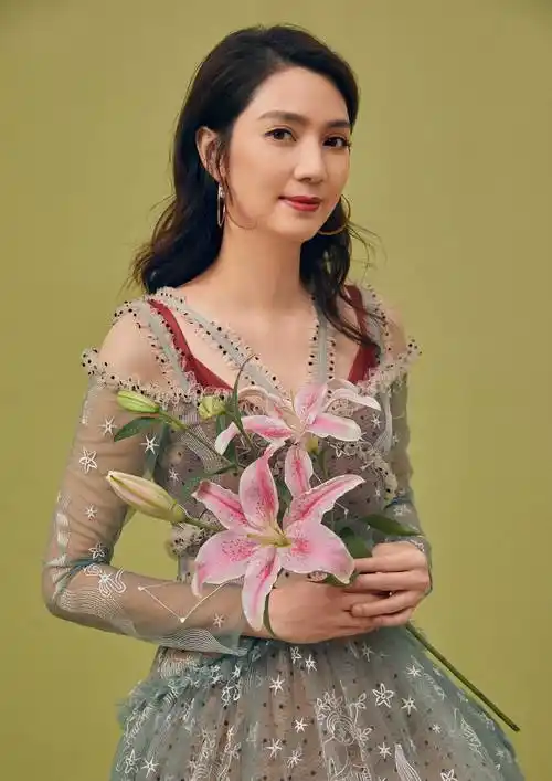 02千禧年初,见港圈已经没有自己的容身之处,洪欣选择来到内地发展.