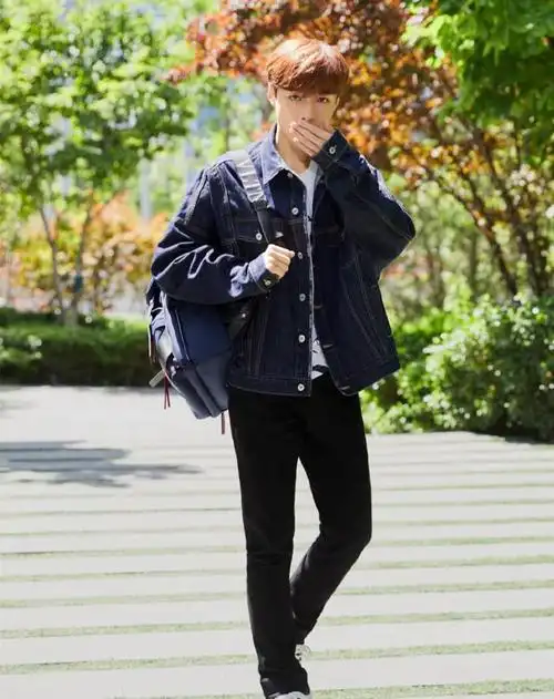 张艺兴仅靠一件牛仔外套,居然轻松搭出少年感,18岁既视感!
