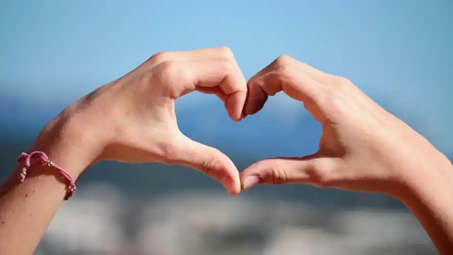 真人手势比心图片212