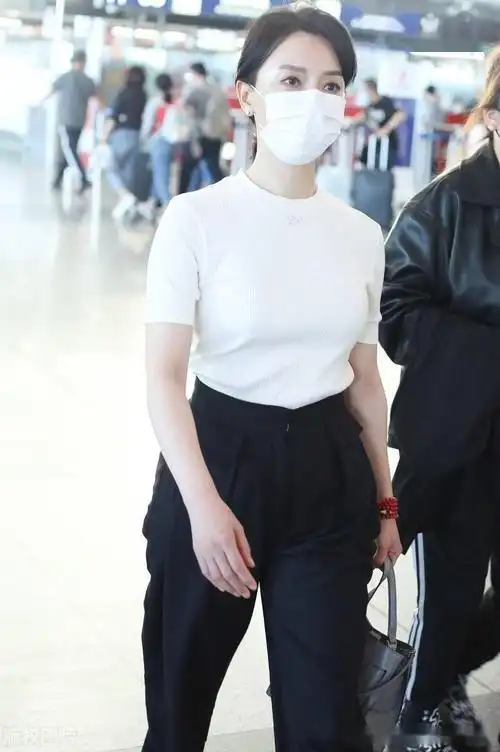 街拍:陈数紧身白t恤 黑色阔腿裤优雅大气_机场