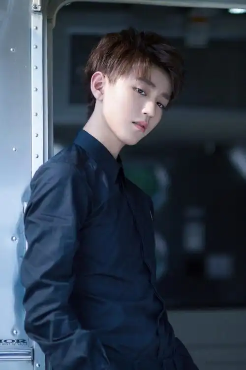 王俊凯《时尚芭莎》拍摄花絮高清美图