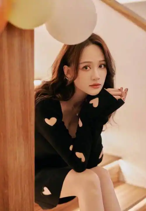 陈乔恩44岁生日大秀美貌和幸福,黑色镂空裙秀事业线气质惊艳_照片