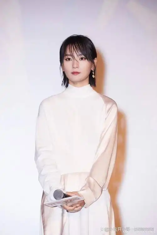 说起周笔畅,应该是非常优秀的女歌手了,2005年获得超级女声全国亚军