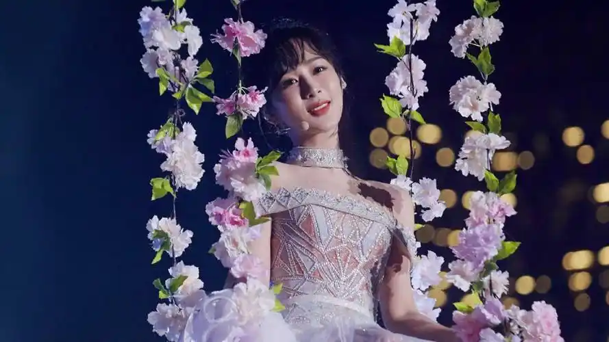 杨紫化身仙女,乘秋千从天而降浪漫献唱《有可能的夜晚》