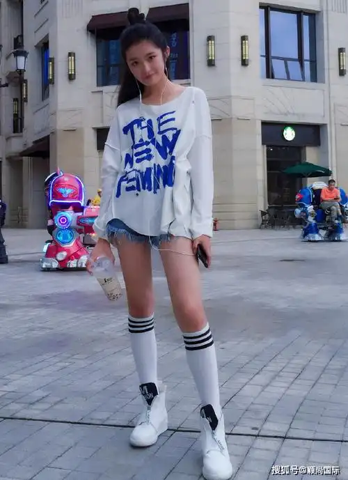 林青霞"女儿"终于长大,17岁穿上"奥利奥袜"的腿,长得要命_柴蔚