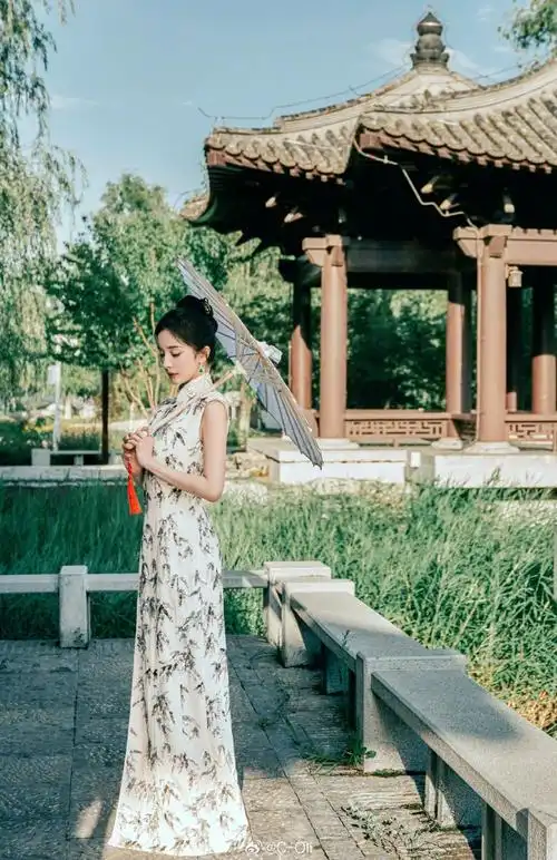 特别定制密竹刺绣旗袍造型,将东方气韵的美,一展无遗～98#杨幂旗袍