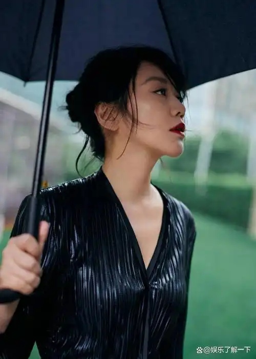 闫妮黑色皮衣竹林写真,烈焰红唇展现酷飒气场