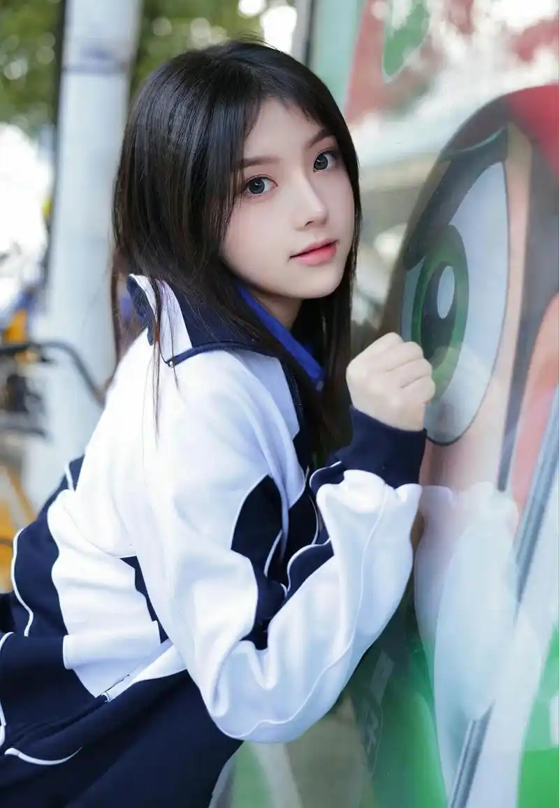 她穿着校服,清新蓝白相间,洋溢着青春的活力.