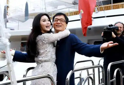 【爆趣推播】范冰冰和成龙十大亲密照曝光,最后一张李晨真的看不下去