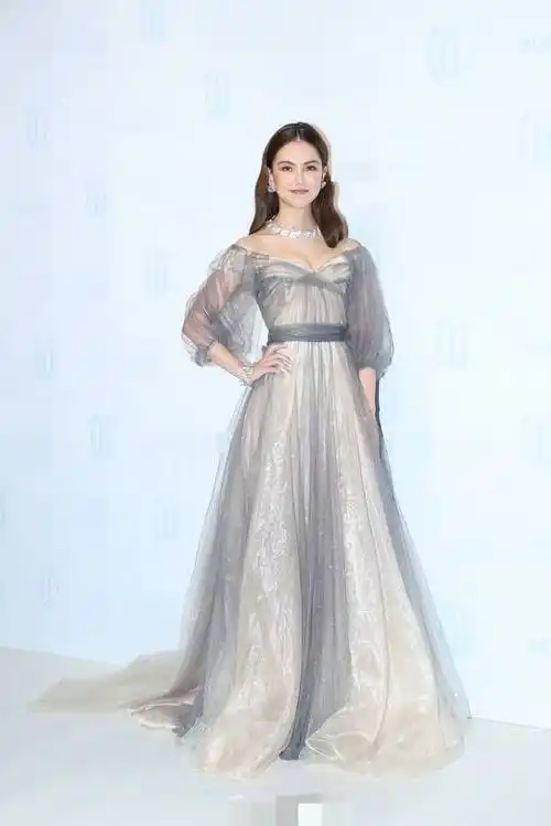 周杰伦探班昆凌化身粉丝偷拍大呼谁这么美狂撒狗粮惹人羡