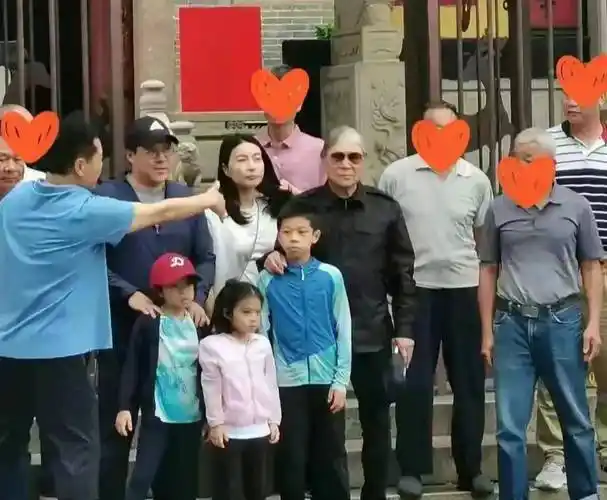 原创霍中曦过度节俭运动外套反复穿霍启刚让儿子戴2008年奥运旧帽