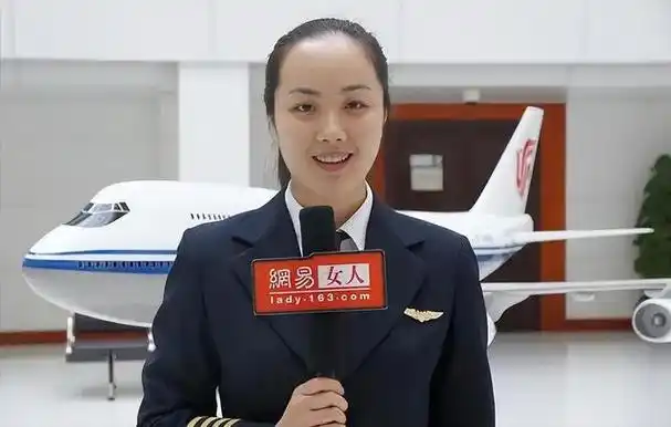 同年7月,她累积飞行了2700小时,被提拔为责任机长,可以全权指挥飞行的