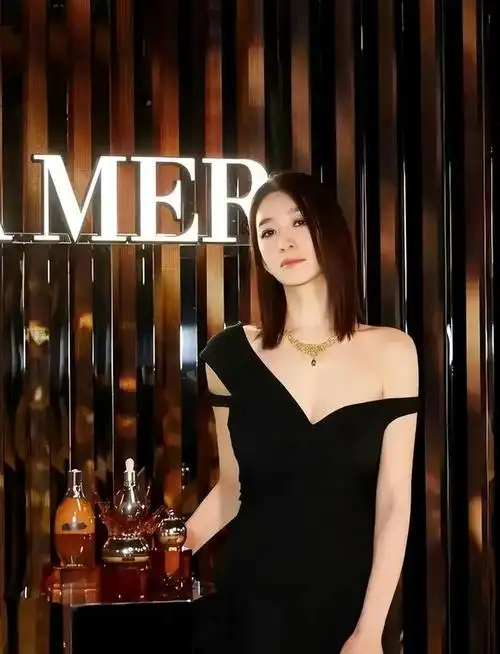 冻龄美女李小冉再次为内衣代言尽显火辣身材