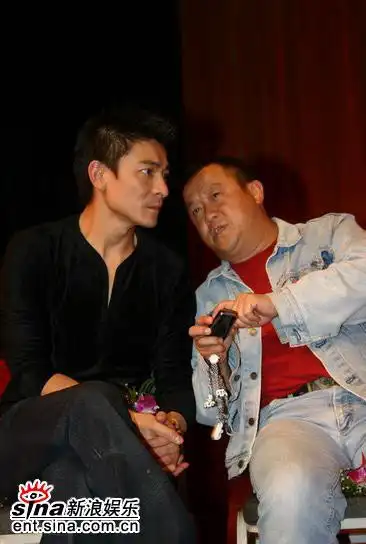 图文:"无线四虎"聚首廊坊 刘德华曾志伟交流