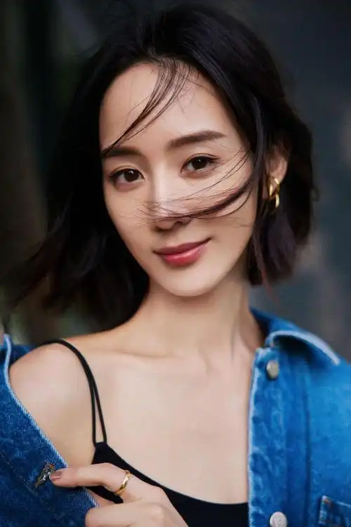 张钧甯故意错开系扣露内搭,气质出众,造型看起来十分新颖