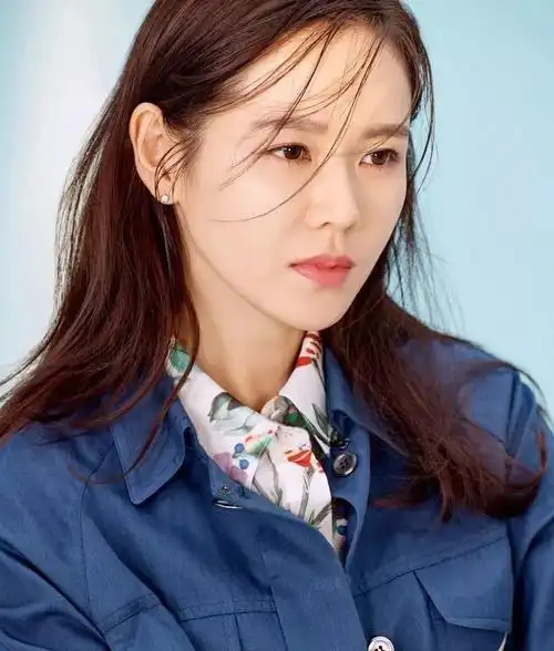 配上白皙的肌肤和挺拔小巧的鼻子,完美紧致的鹅蛋脸,孙艺珍是标准的骨