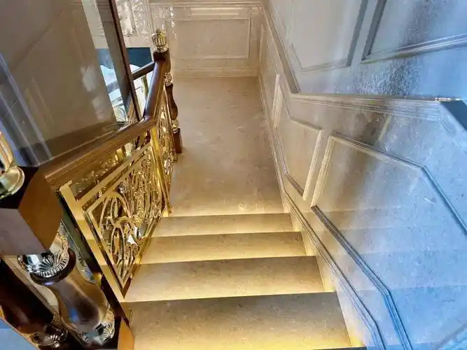 米黄色的大理石与金色的扶手,将楼梯装点得如诗如画.