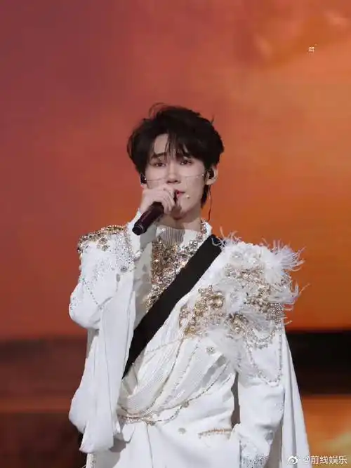 张真源爱神下凡#张真源演唱会造型,这套真的封神,全白西服套装,吧色