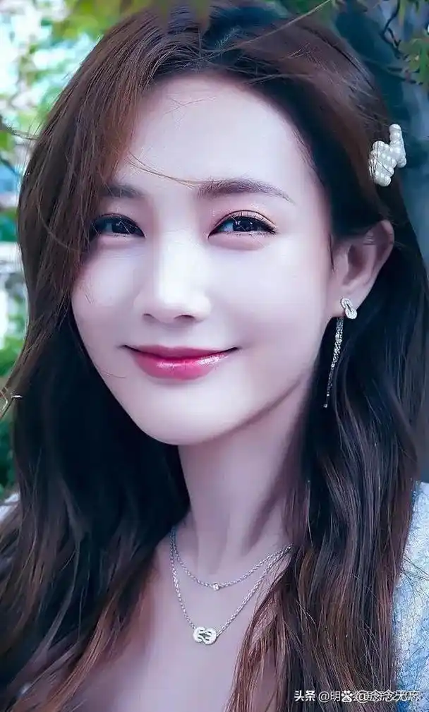 李一桐她好美啊!照片中的她笑容灿烂,让我感到非常温暖和舒适.