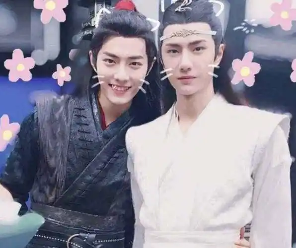 王一博横店约好友小聚,综艺拍戏两不误,同时爆红后,肖战却销声匿迹