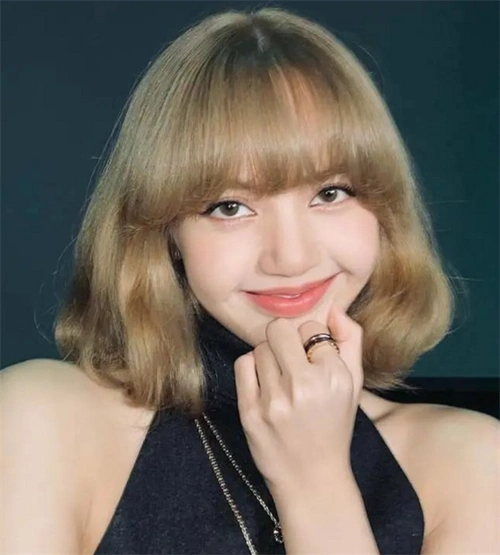 lisa短发造型绝绝子 时而甜美时而性感_明星发型 - 美发站