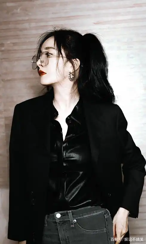 杨幂最新高清美照,公认最"土"穿搭却美出天际,帅酷又性感!