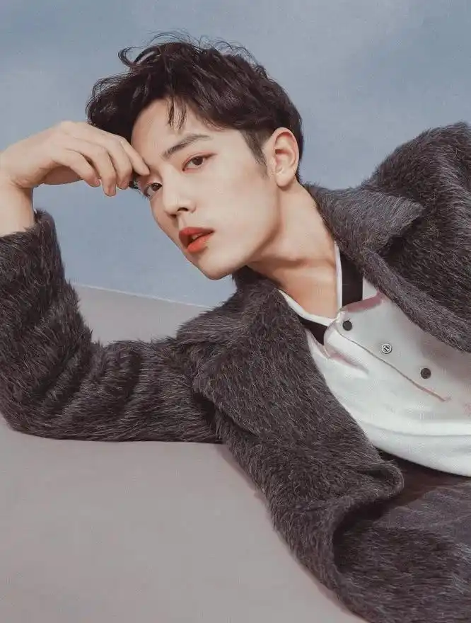 肖战有多撩人?看他西装单膝跪地的样子就知道