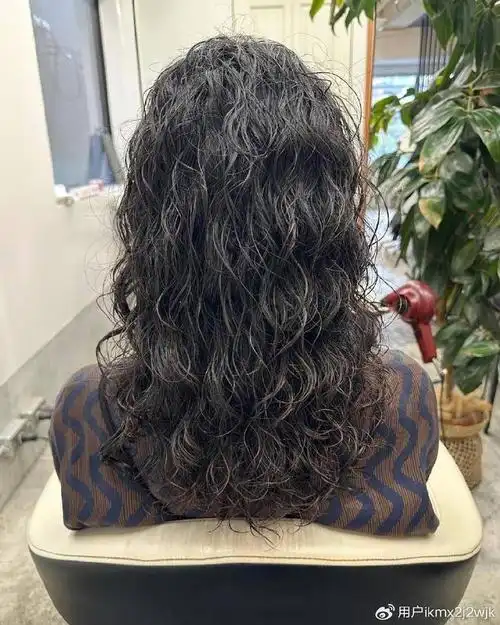 女人头发少,发型就选全头烫,蓬松时尚,尽显洋气风范