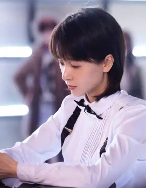 原创原以为32岁的王子文短发够美了当看到她的披肩长发网友们沸腾了