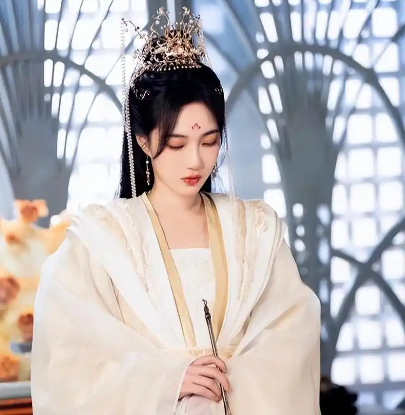 赵嘉敏:事业停滞5年的翻身仗 赵嘉敏凭借着自己的古装装扮,再次收获