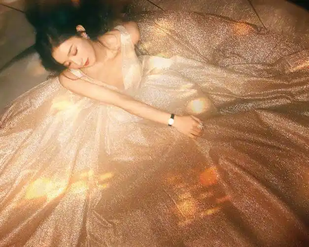 赵丽颖一袭金色星光渐变裙出镜优雅灵动这肩颈线和锁骨太美了