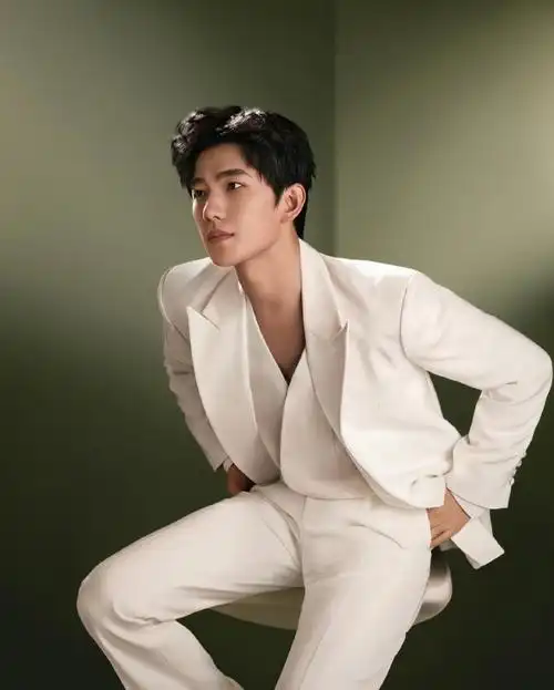 杨洋首发的这一组大片,高级简约的时尚质感让人眼前一亮!