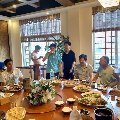 庆贺侄儿张聆辉考上河南大学,家人聚会合影留念