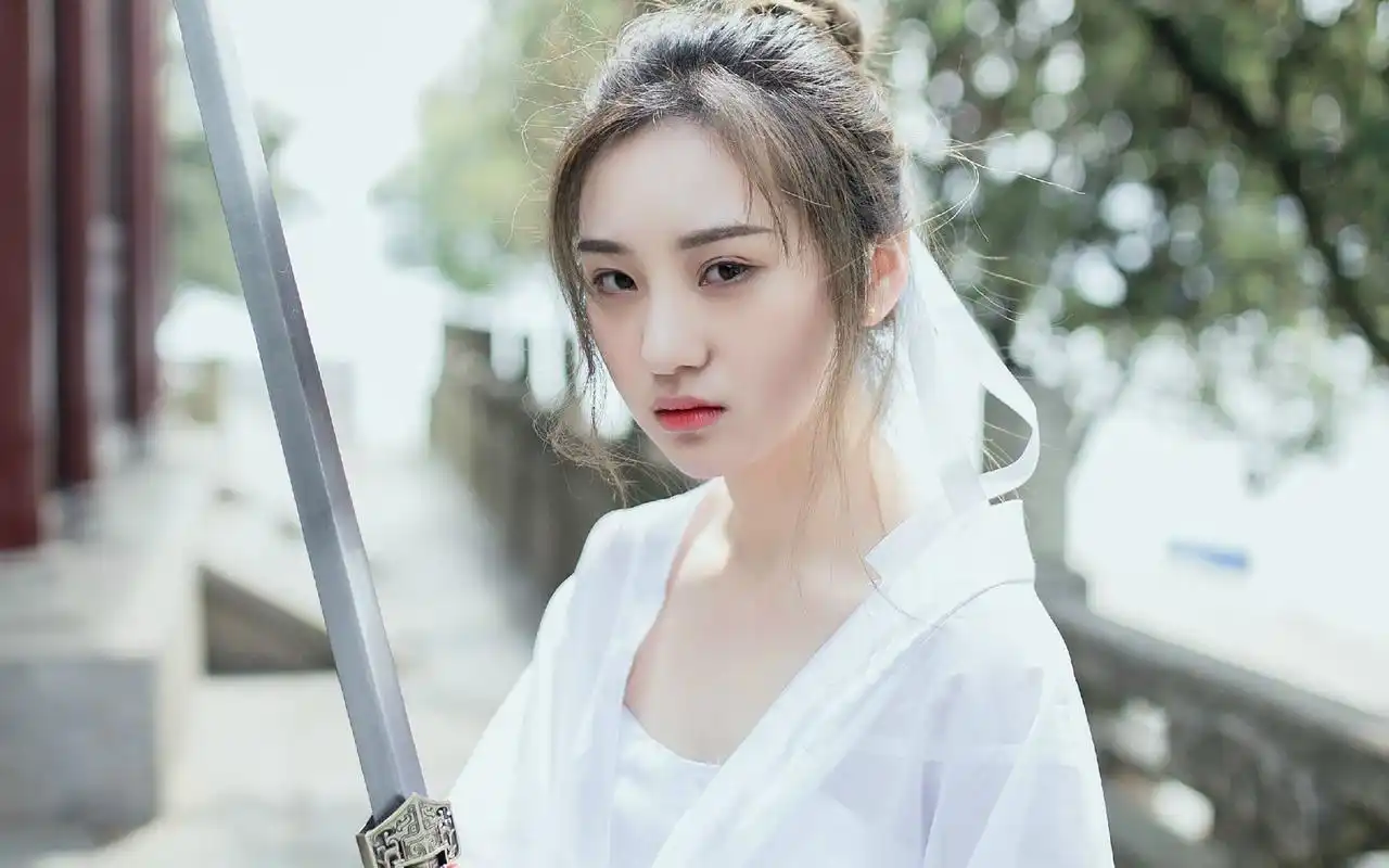 古风白衣美女素雅执剑写真电脑桌面壁纸图片下载