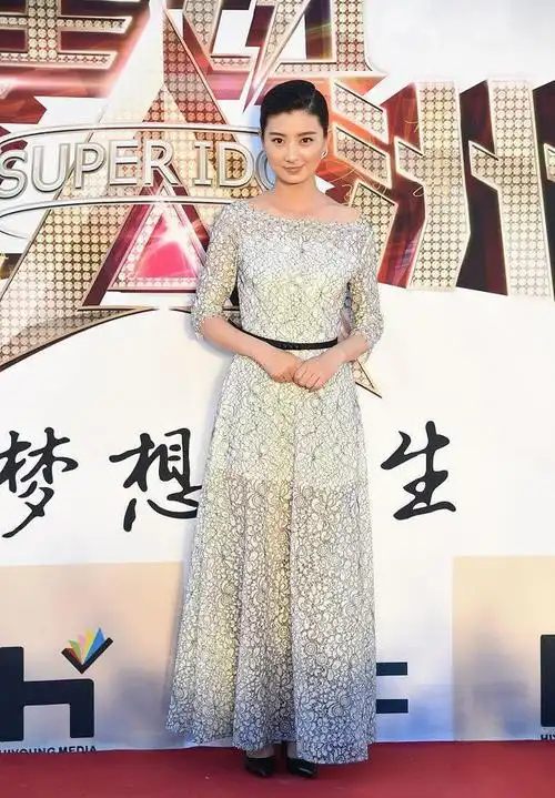 斓曦的气质真温婉,穿黑白拼接裙温柔素雅,虽然有点肉但仍挺耐看