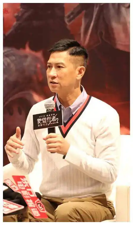 张家辉剪短头发,梳成一款斜偏分发型,52岁了也很有精气神!